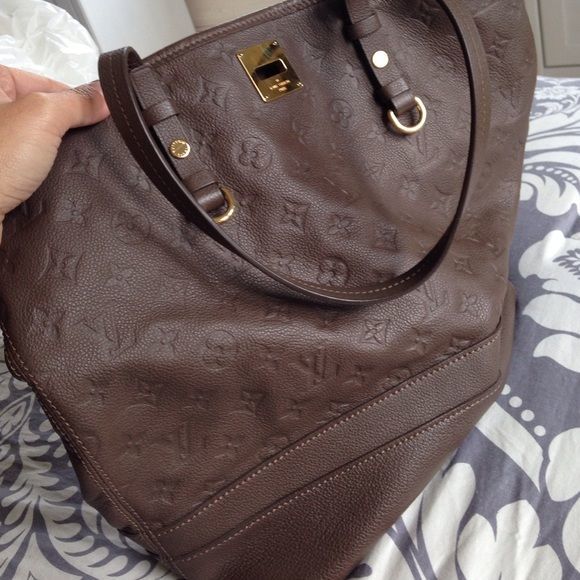 Louis Vuitton - Picture 1 of 4